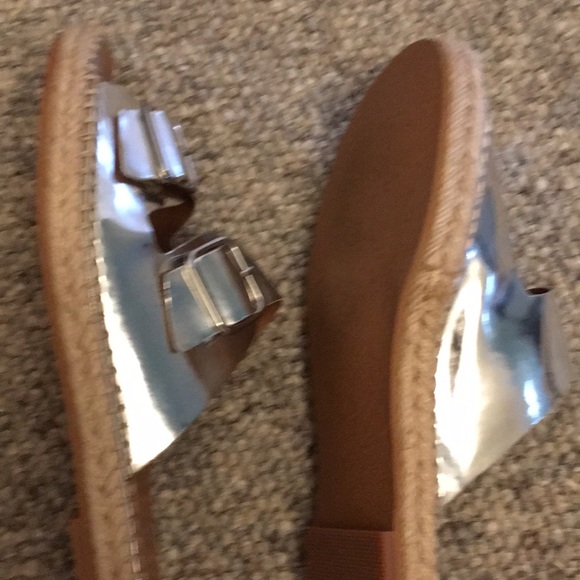 New Abound size 9 metallic silver sandals. - Picture 3 of 8